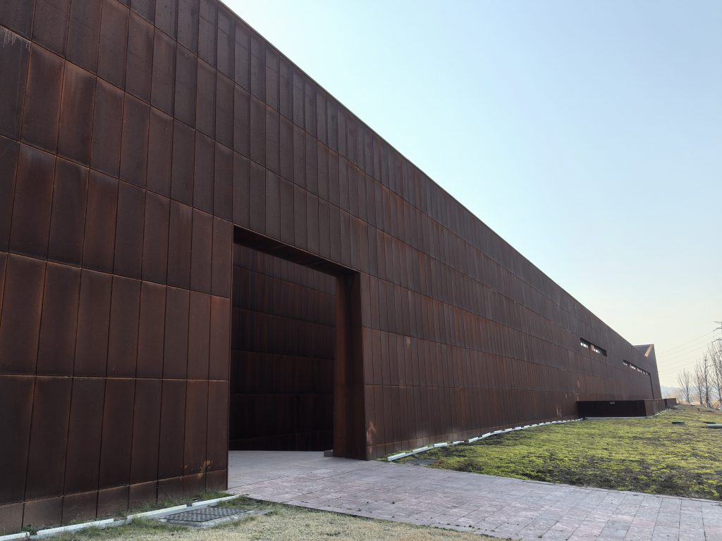 华建耐候钢建筑幕墙 – 现代工业风公共建筑外立面定制