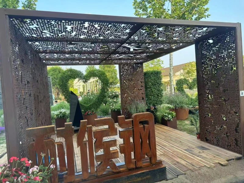 华建耐候钢镂空廊架 – 耐候钢立体字景观小品定制