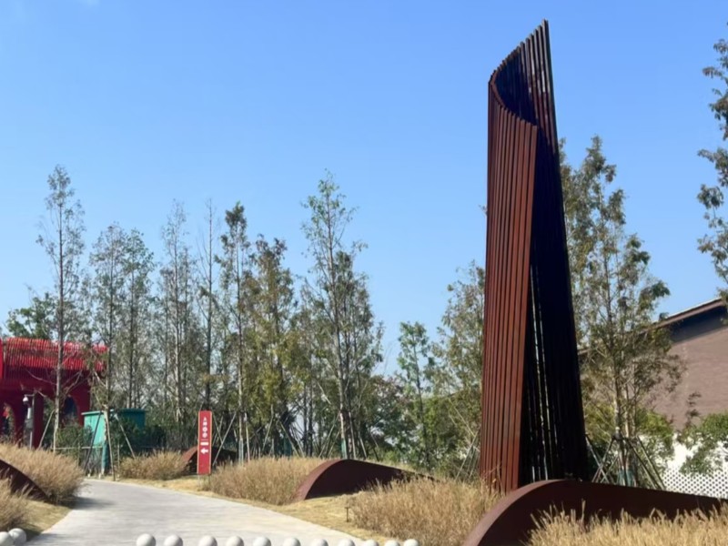 华建耐候钢景观标识柱 – SPA-H锈钢板竖条造型雕塑定制