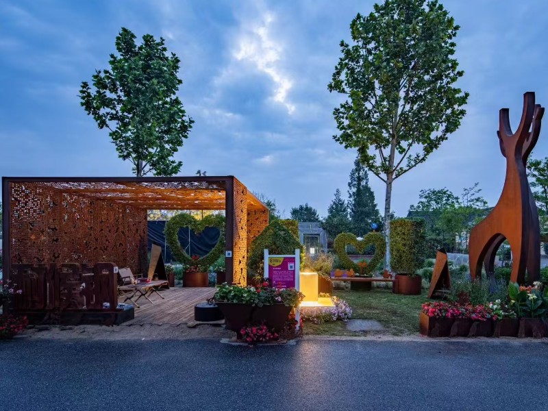 华建耐候钢园林景观工程实景 – 锈钢板廊架与雕塑小品