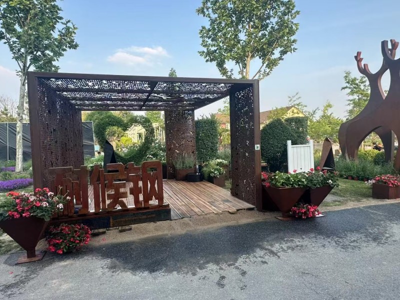 华建耐候钢镂空廊架与立体字标识 – 园林景观锈钢板小品案例