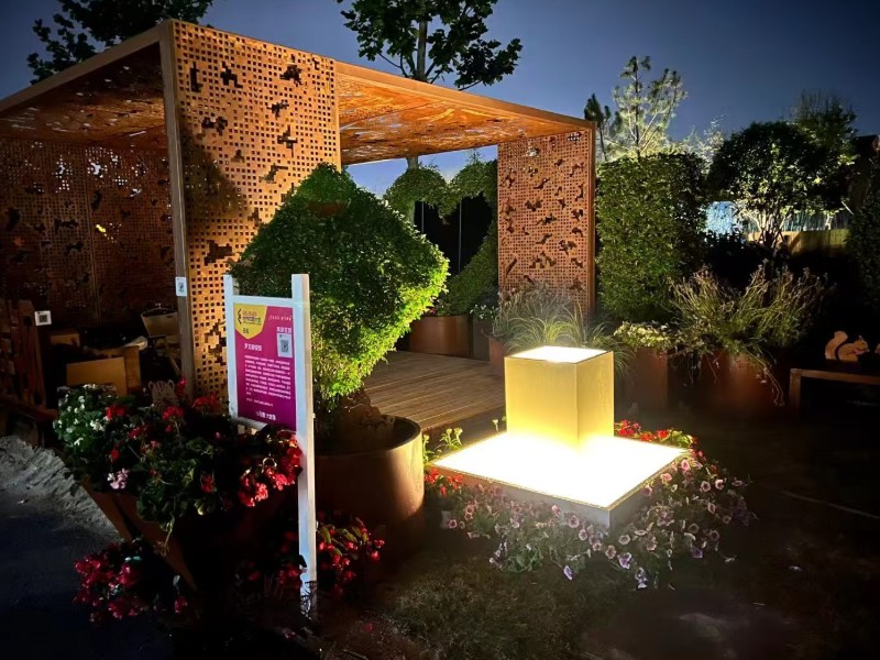 华建耐候钢镂空廊架 – 园林景观锈钢板亭夜景案例