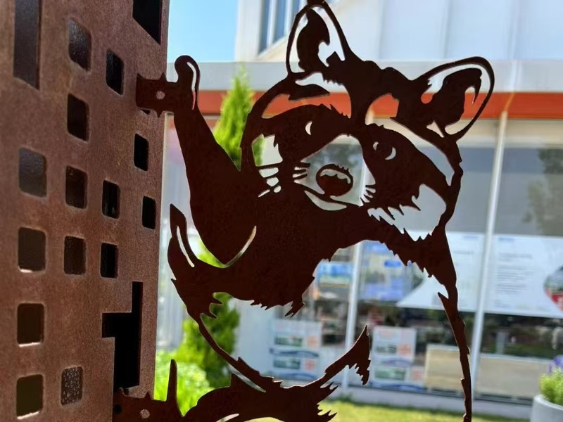 华建耐候钢小熊猫剪影挂饰 – 商业建筑墙面动物装饰小品定制