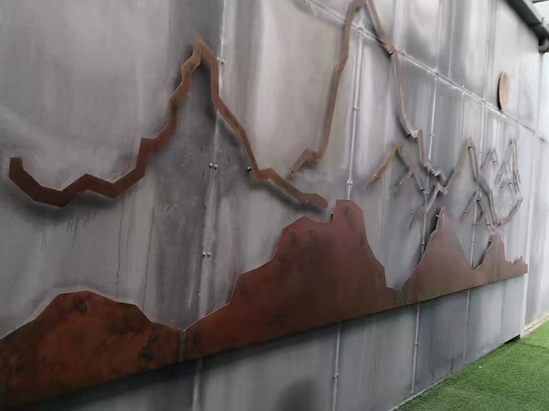 华建耐候钢山水剪影景墙 – 工业风建筑墙面层叠山峦装饰定制