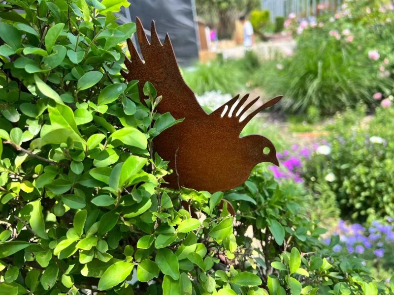 华建耐候钢飞鸟剪影挂饰 – 庭院绿植树枝装饰挂件定制