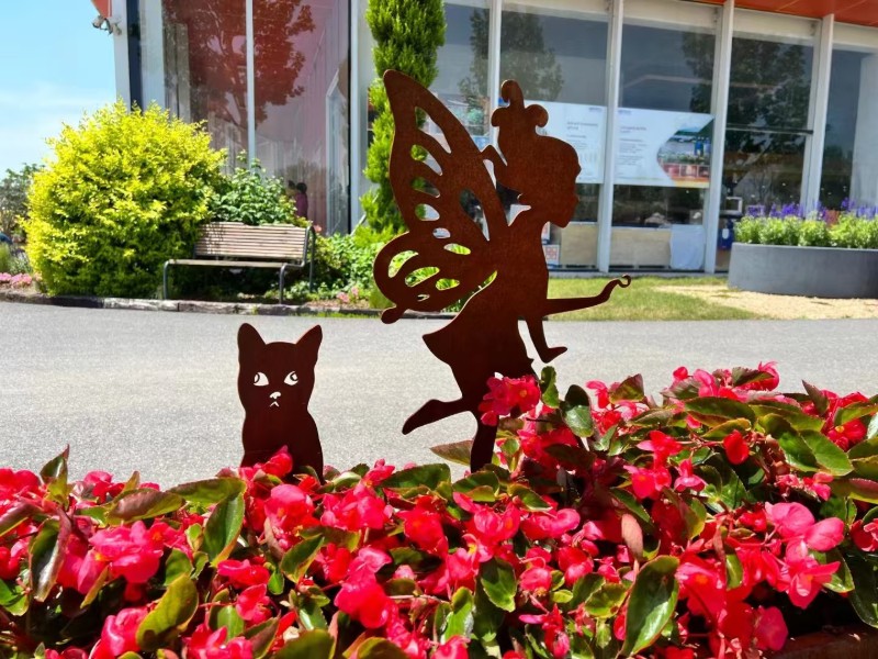 华建耐候钢花仙子猫咪组合小品 – 商业广场花境装饰摆件定制