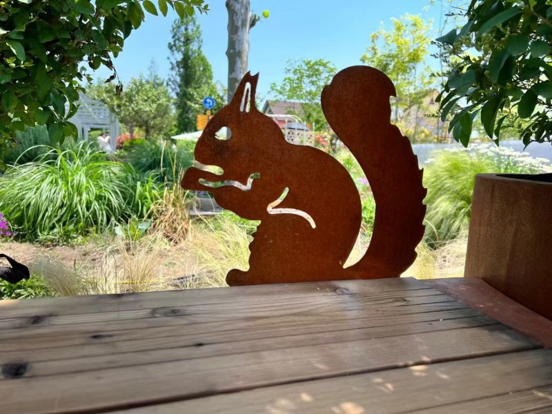 华建耐候钢松鼠剪影摆件 – 露台庭院木平台装饰小品定制