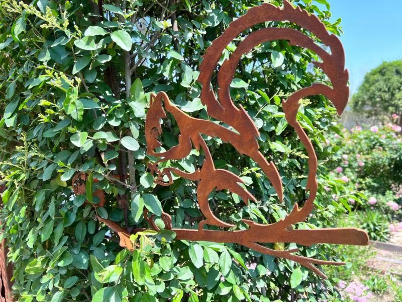 华建耐候钢松鼠镂空挂饰 – 庭院树枝造型墙面装饰挂件定制