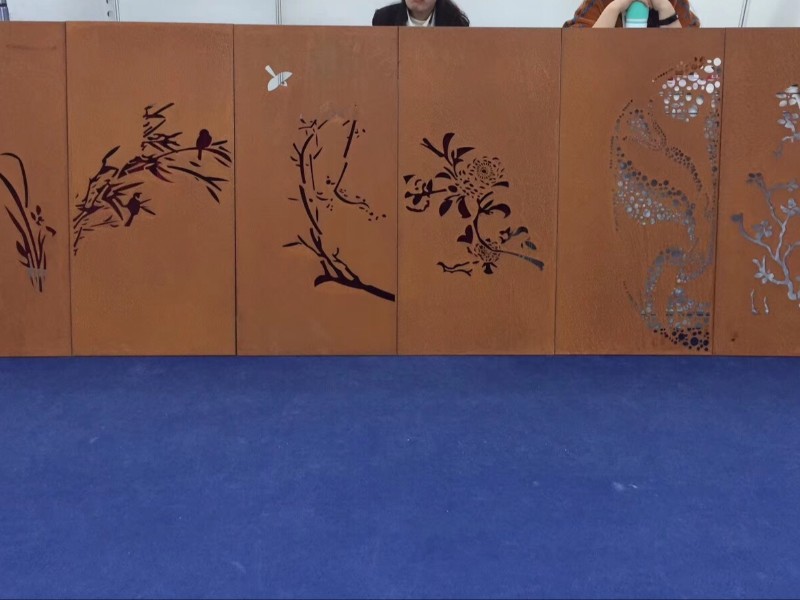 华建耐候钢花鸟镂空景墙 – 多造型组合景观隔断屏风定制