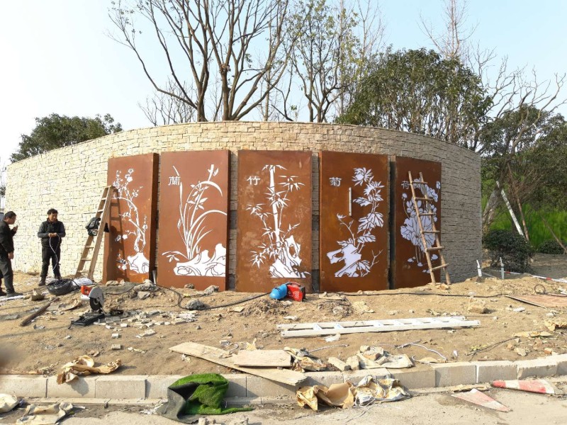 华建耐候钢梅兰竹菊景墙 – 公园户外中式文化景观墙定制