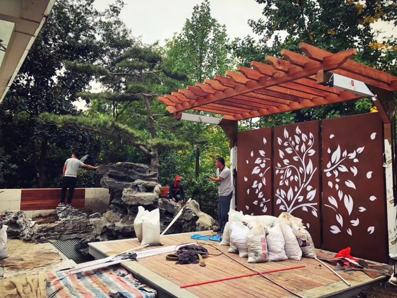 华建耐候钢树叶镂空景墙 – 庭院廊架配套景观隔断墙定制