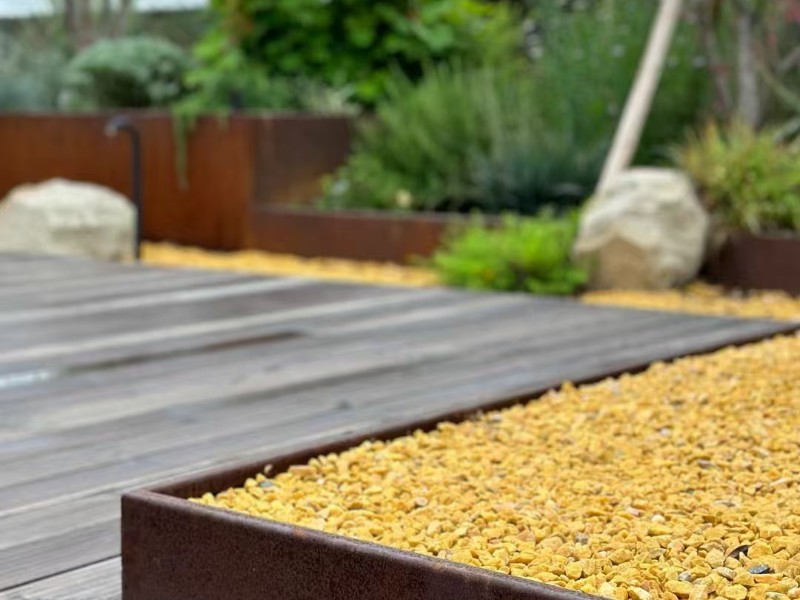 华建耐候钢收边条 – 园林木平台与砾石区锈钢板分隔